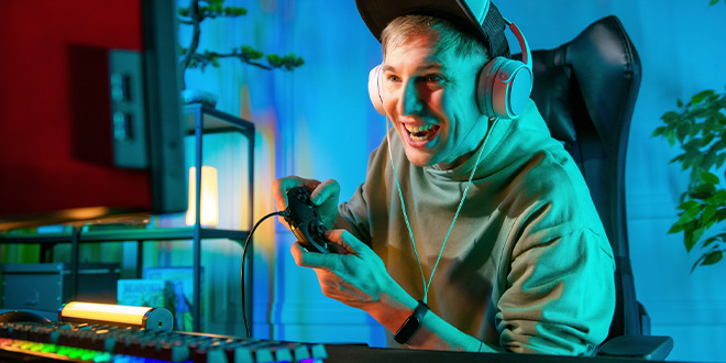 Un jeune homme jouant à un jeu vidéo sur un PC